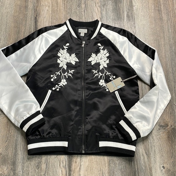 Belle & Sky Black & White Snowdrift Satin Floral Bomber Jacket, size small - Picture 1 of 11